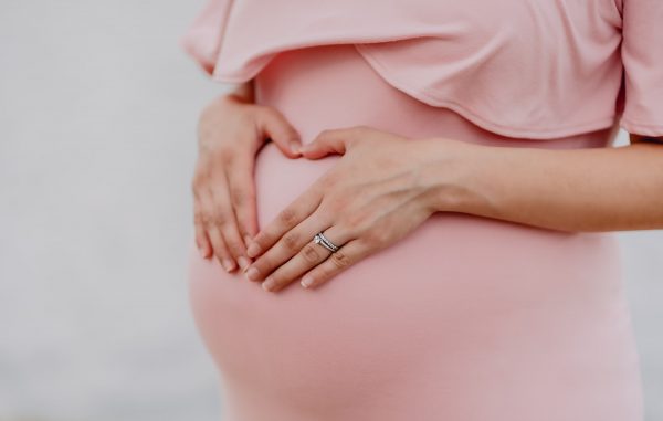 femme qui se tient le ventre après un test ADN prénatal