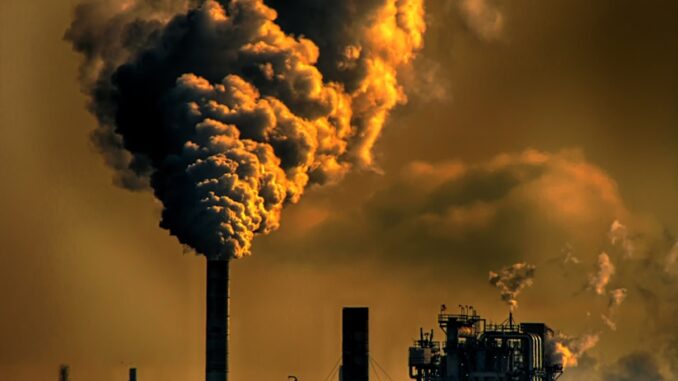 empreinte écologique nuages blancs au-dessus des bâtiments de la ville pendant la journée