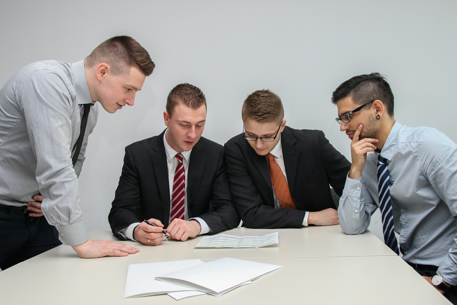 Administrateur judiciaire quatre hommes regardant le papier sur la table