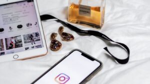 pièces rondes en argent et en or sur un smartphone blanc
