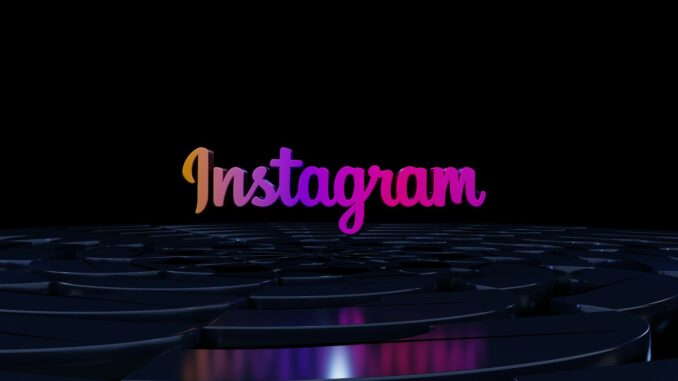 le mot instagram s'illumine dans le noir